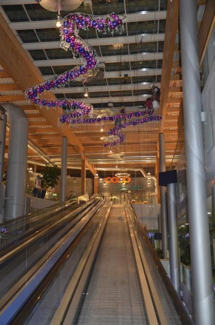 Décoration suspendue dans une galerie couverte