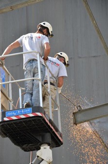 Intervenants sur nacelle réalisant des travaux de maintenance