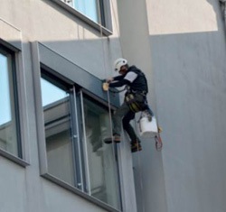 Cordiste en intervention sur une façade